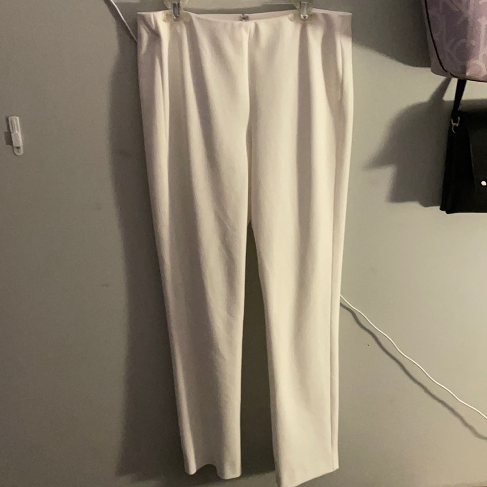 Gianni Bini white pants. never worn & super cute